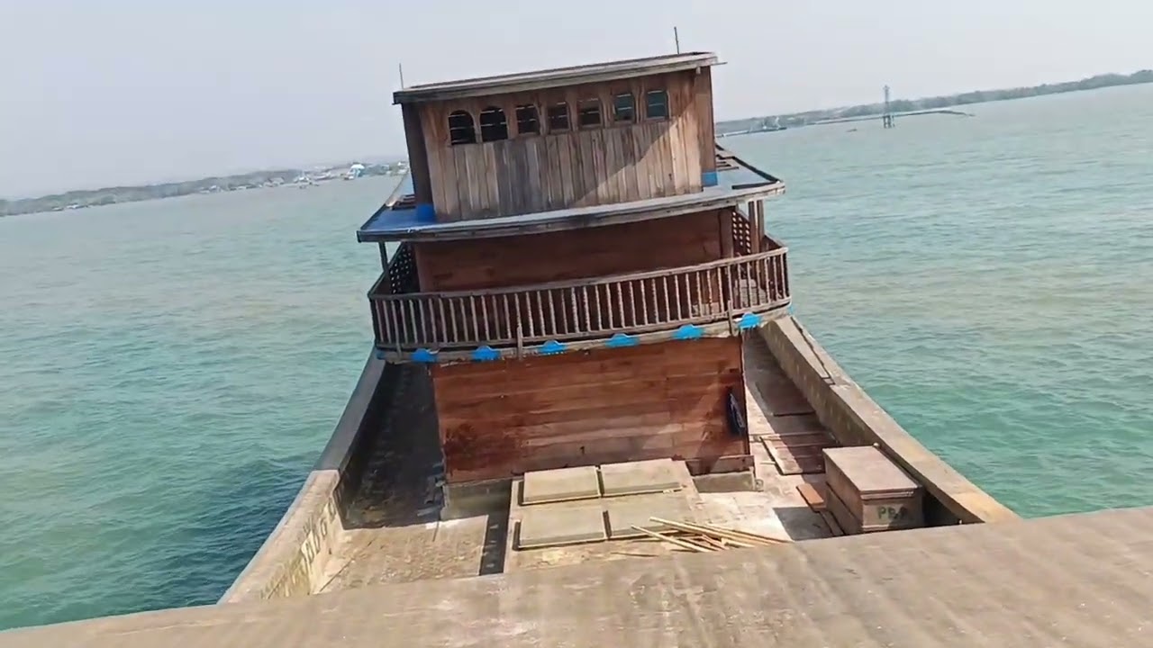 Proses penarikan kapal keluar pelabuhan batang, masuk pelabuhan Pekalongan, kandas hampir 2 jam