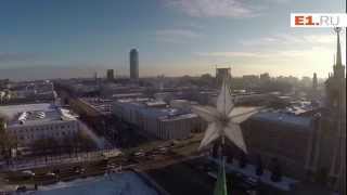 Что творится за забором ледового городка: Е1.RU полетал внутри главной ёлки Екатеринбурга