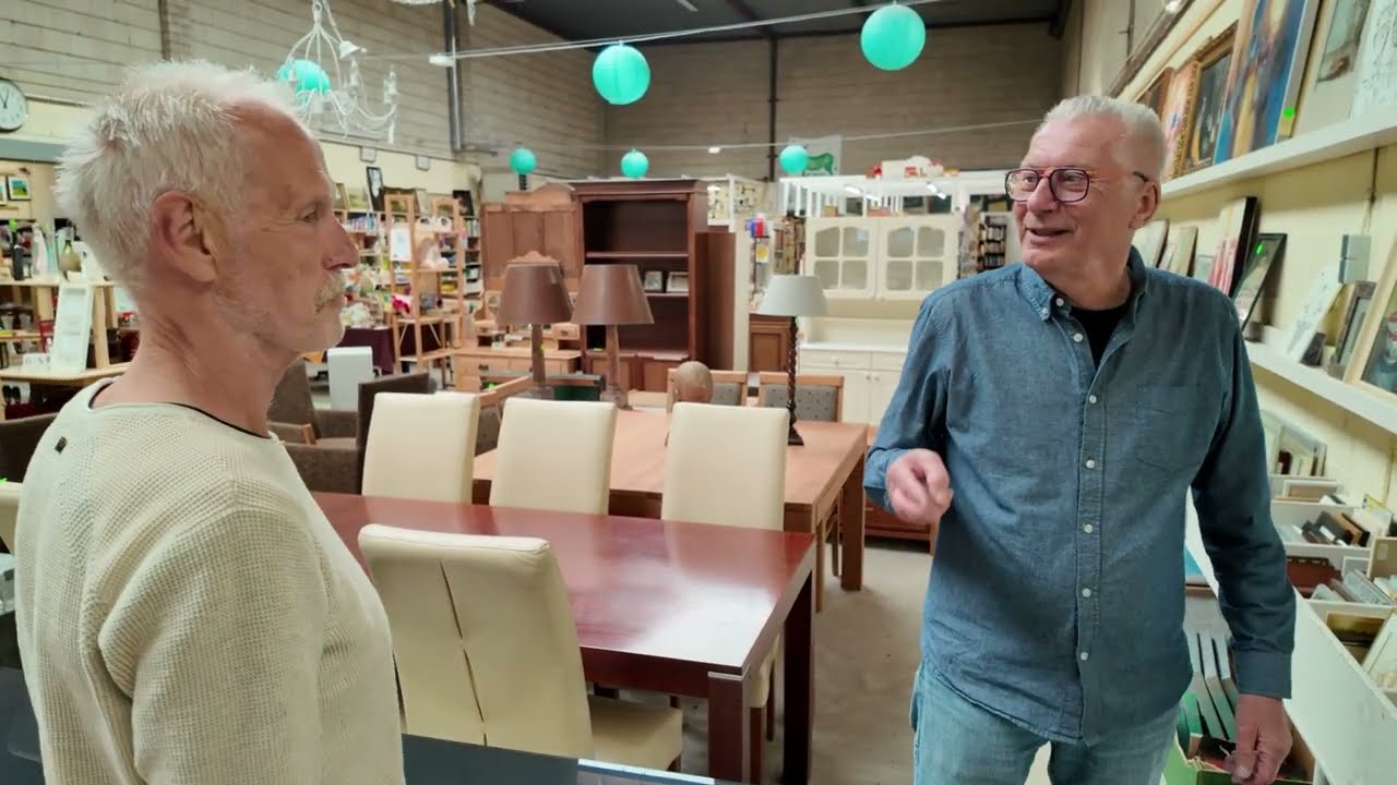 Tafels, banken, stoelen, er is van alles in de kringloop