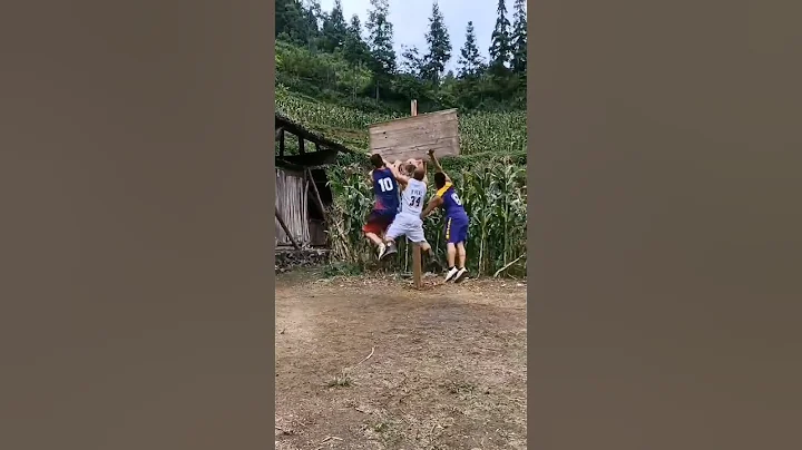 贵州奥尼尔2号，一挑二扣倒篮球架，爆扣翻大卫.罗宾逊 - 天天要闻