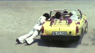 Ferdi Tayfur Arabayı Tutarak Durdurmaya Çalışıyor