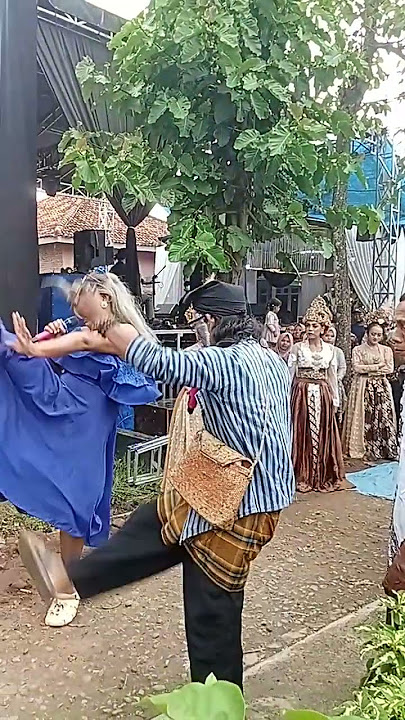 lagi nyanyi waktu ku kecil Ampe rok nya terbang #waktukukecil #joged #lengser #lengsersunda #ngakak