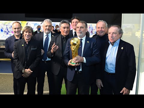World Cup Winner Mario Kempes reunited with the trophy - FIFA