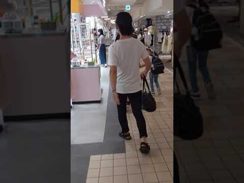 盗撮犯を盗撮した Dqn 盗撮犯を盗撮した フラフラ歩いて大丈夫ですか はじめてのお使い パントマイム かばんに身体の自由奪われた男たち Youtube