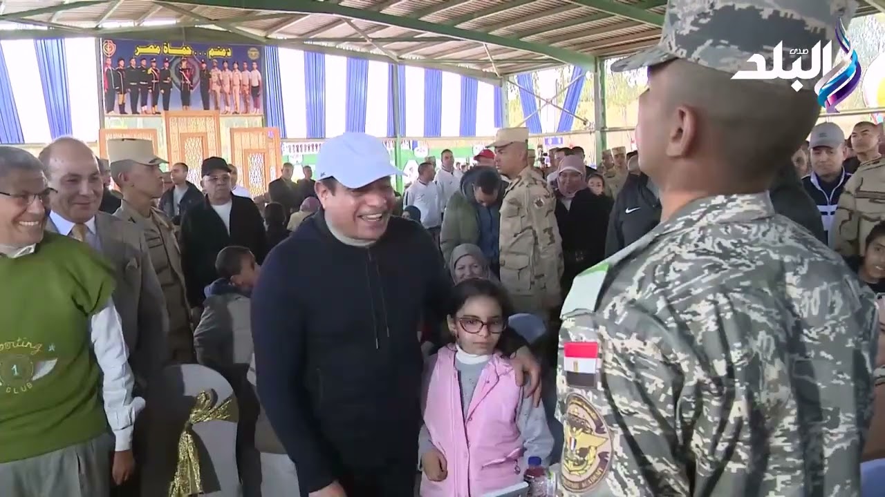 الرئيس السيسي لوالدة أحد طلاب الكلية الحربية : بيتعبك في البيت.. والأم ترد : اتغير للأحسن