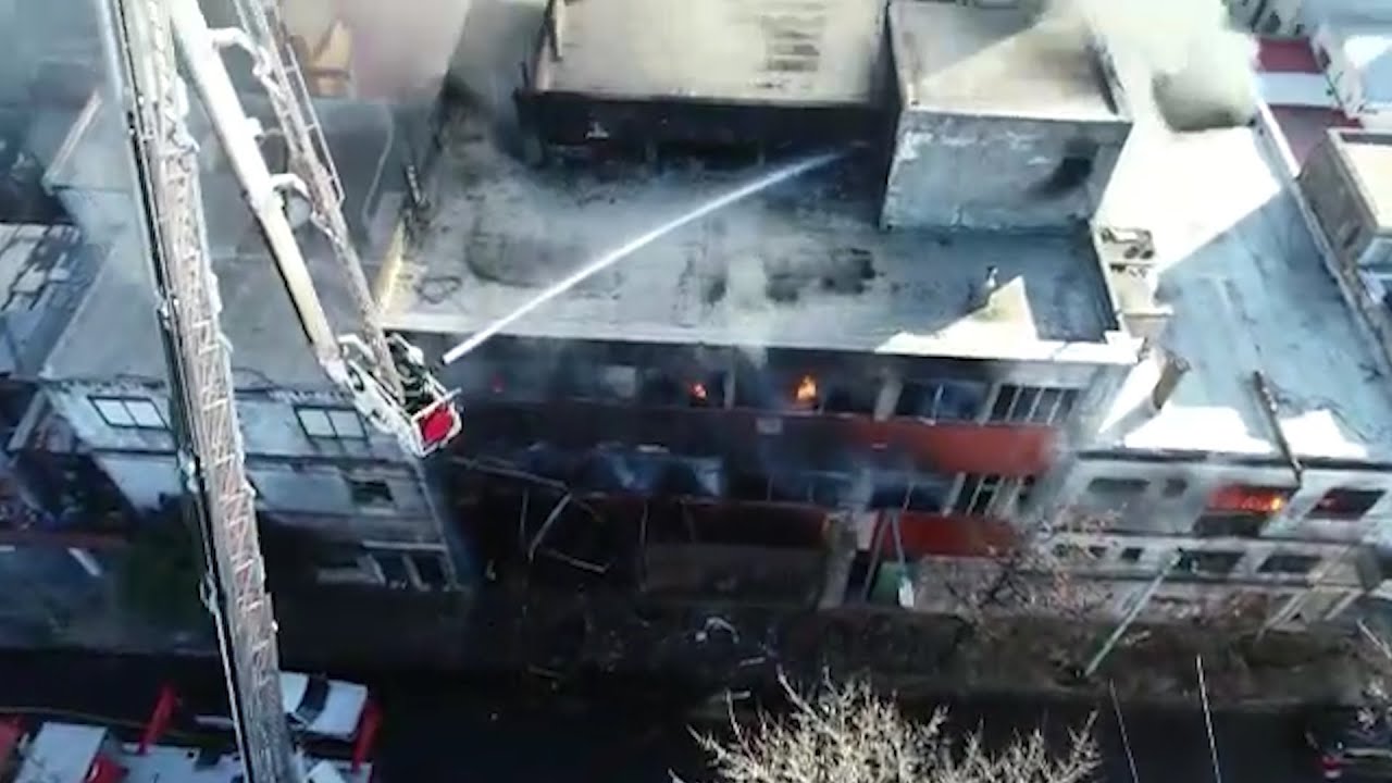 Un depósito de materiales de camping se incendió en Barracas, sin dejar heridos hasta el momento