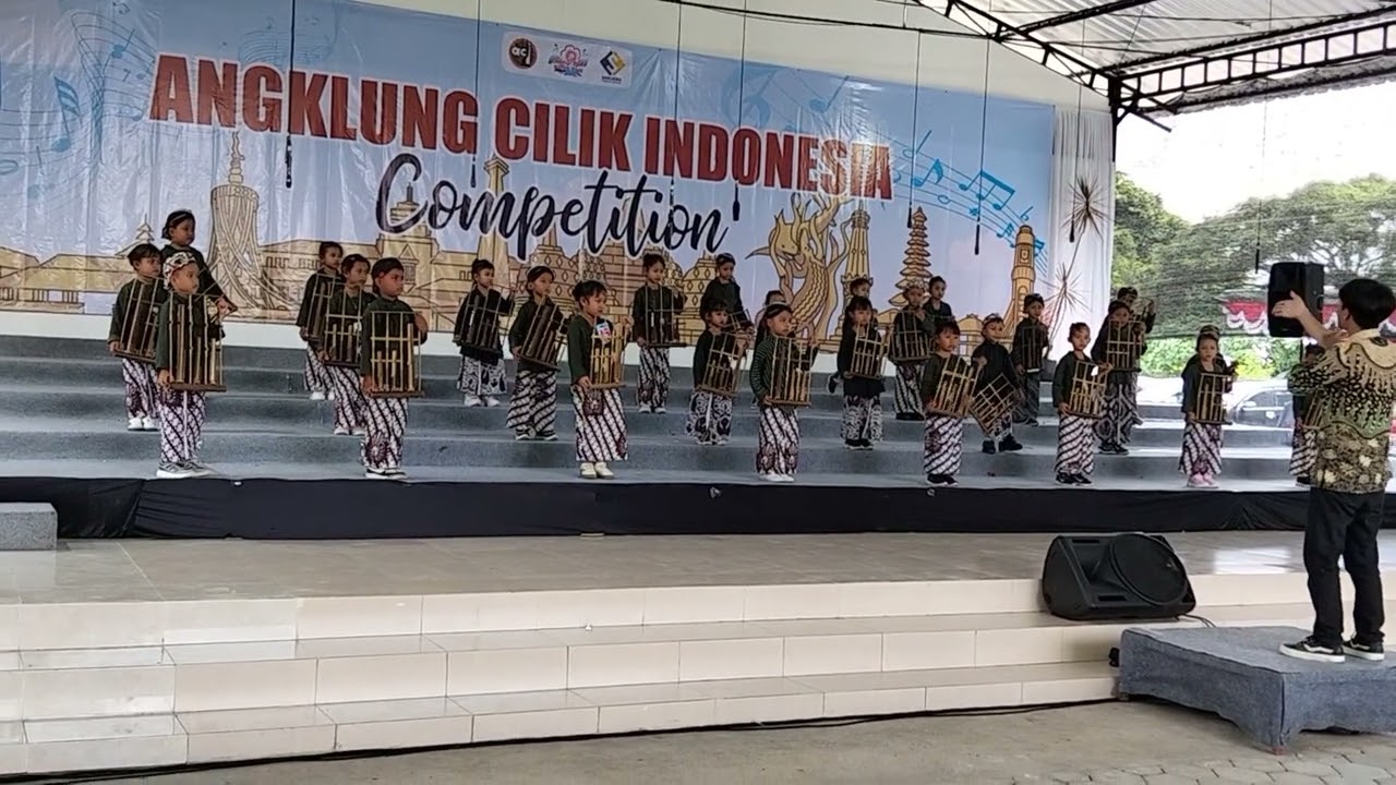 Anak-Anak Bermain Angklung Bikin Hati Adem – Musik Tradisional Indonesia yang Mengharukan”