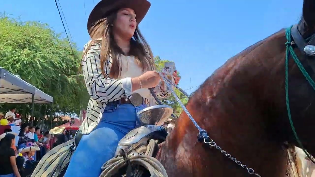 Asta las mujeres desfilaron a caballo aca en Tlalchapa, Guerrero región Tierra caliente mexico 