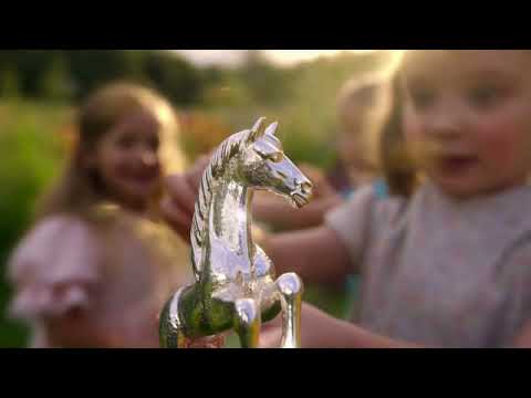 Video La bimba che dorme sul letto di fiori (di Fiamma Luce)
