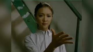 美女和大叔玩游戏，输一把脱一件衣服。