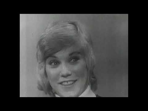 Anne Murray Reflects on Her Gold Record Achievement in the U.S. (1971)