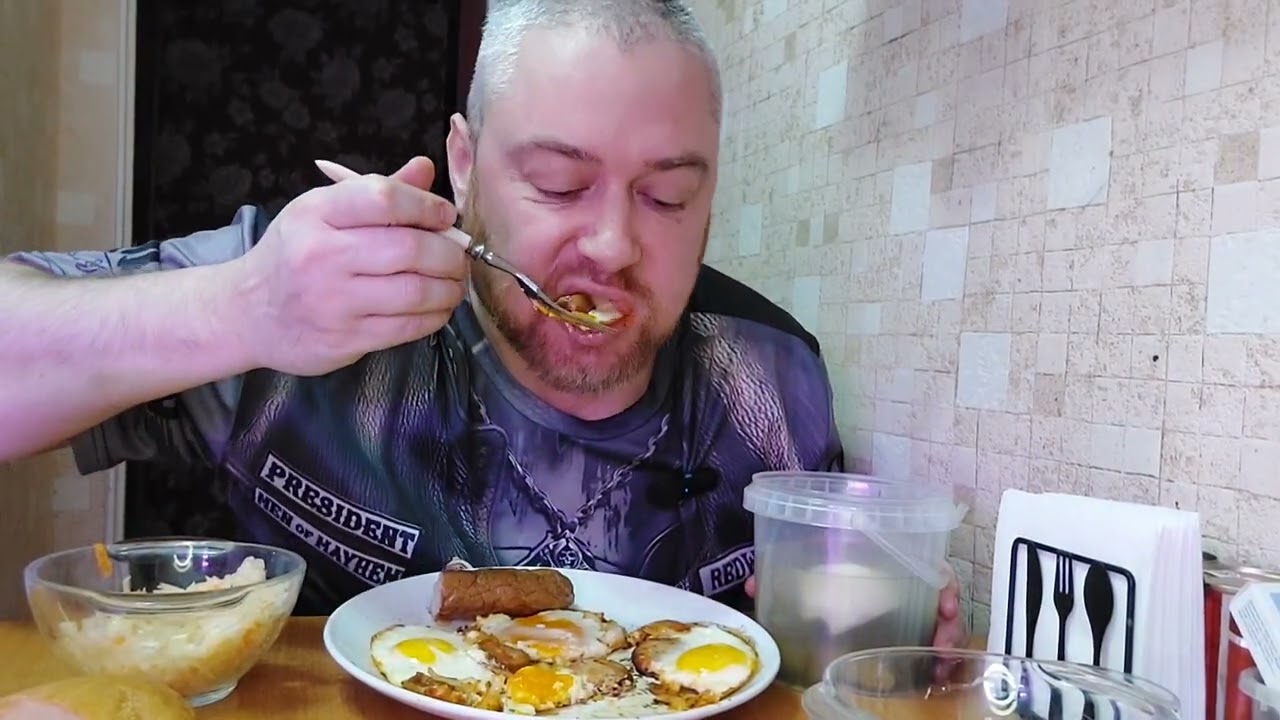 Жареная домашняя колбаса   луком, томатом и яйцами. Мукбанг, еда на камеру. 