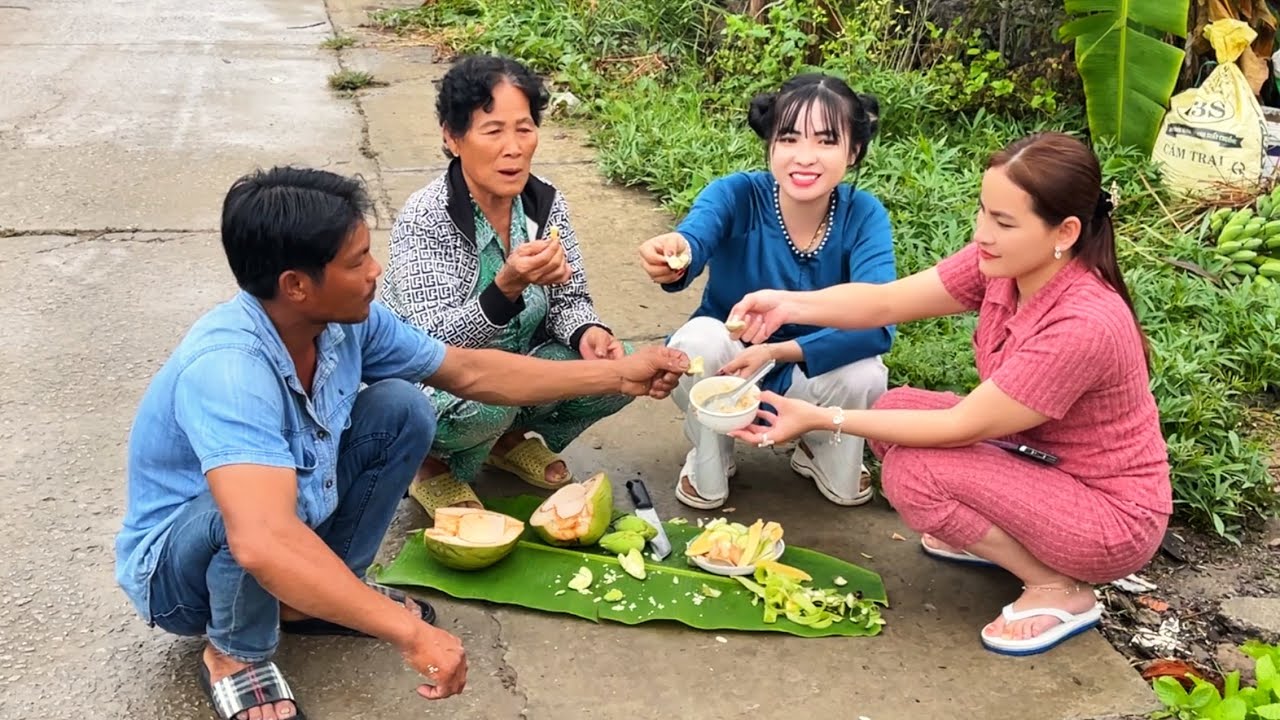 Cô chủ quán Tâm Như cùng anh Núi leo dừa làm món độc lạ cho cả nhà cùng ăn làm ai cũng “ Thèm”.