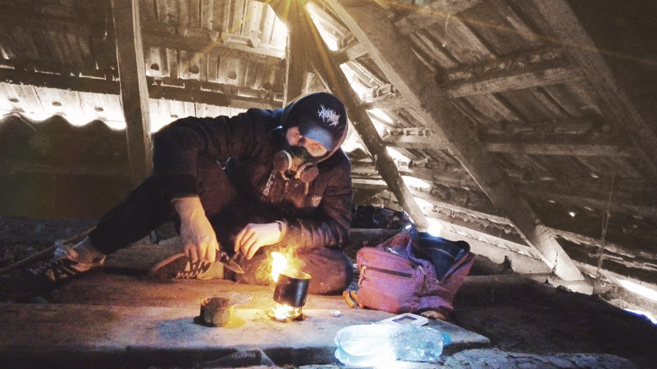 What will I find in an abandoned house? Living in an old attic, found some food!