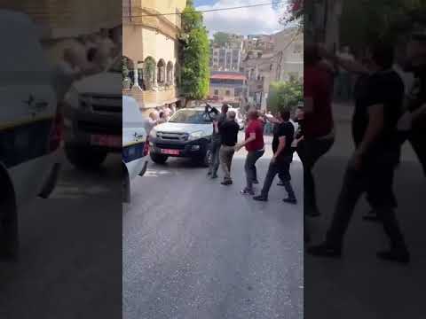 فيديو يوثق قيام شرطي باطلاق النار بين المواطنين في بلدة دير الاسد
