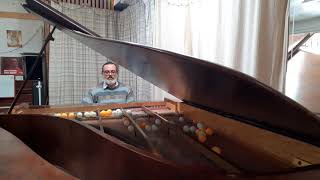 "Saturation" / Impro pour piano à queue à cordes parallèles et balles de ping pong