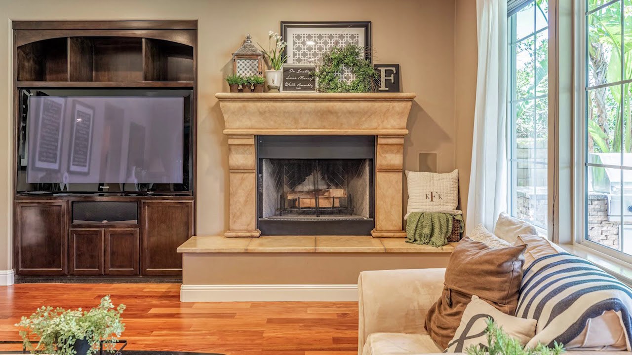 Lori Fischer Signature Listing on Island Road in Valencia E239