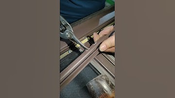 Push and pull the diamond mesh screen door, the mesh folding screw is fixed,