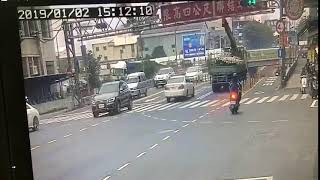 2019-1-2 高雄市中華地下道前.吊車事故..嚇的我都滴尿了!!!!!!