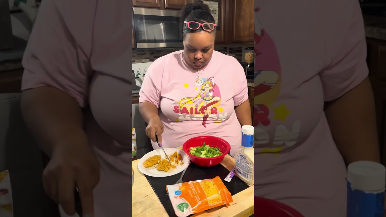 Шей готовит свой салат #аутизм #семьясаутизмом #салат #семьясособственнымипотребностями #жизньопе...