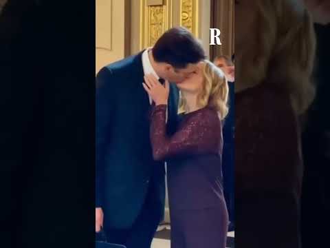 Il BACIO Tra MELONI E MUSK A Parigi Realizzato Dall IA 