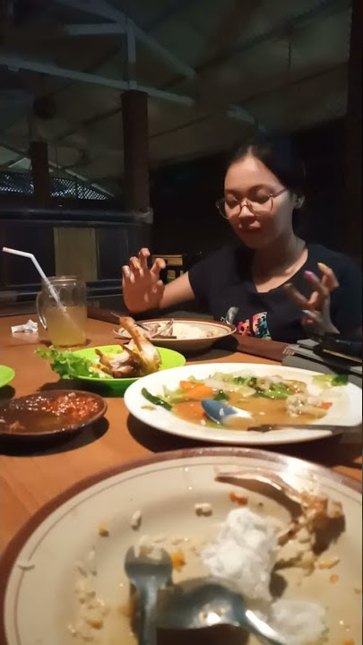 story wa 30 detik terbaru...!!! makan malam dengan cewek cantik.