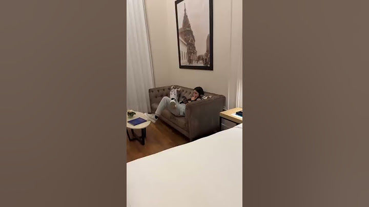 Duki prefiere el sofa antes que a Emilia