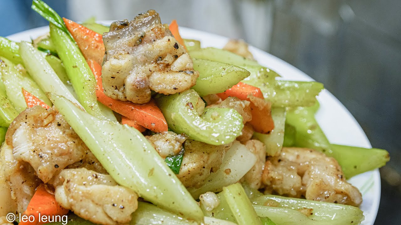 《廣東話影片》香港人的味道回憶——西芹炒斑球，因為一個懶惰動作，我這斑球賣相差了，但味道依然超班，來看看我如何製作吧，新手也可以變大廚哦。。