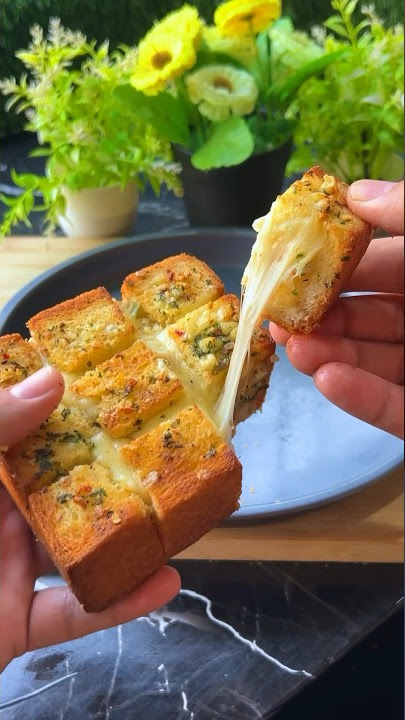 #shorts Cheesy Pull Apart Garlic Bread #easyrecipe #ashortaday