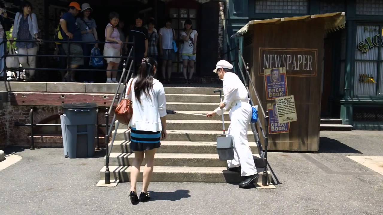 階段で演奏するカストさん