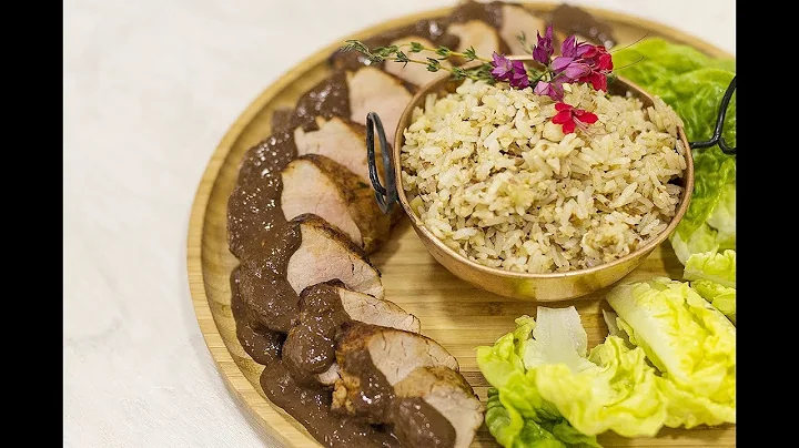 SOLOMITO DE CERDO CON SALSA DE CHOCOLATE Y ARROZ C...