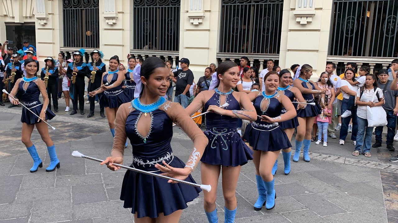 Cachiporras alegra el Centro de San Salvador - YouTube