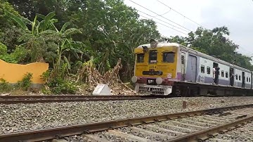 Single windshield Newly Color Howrah   Katwa Emu Local Speedy Passing Through Out Railway Gate