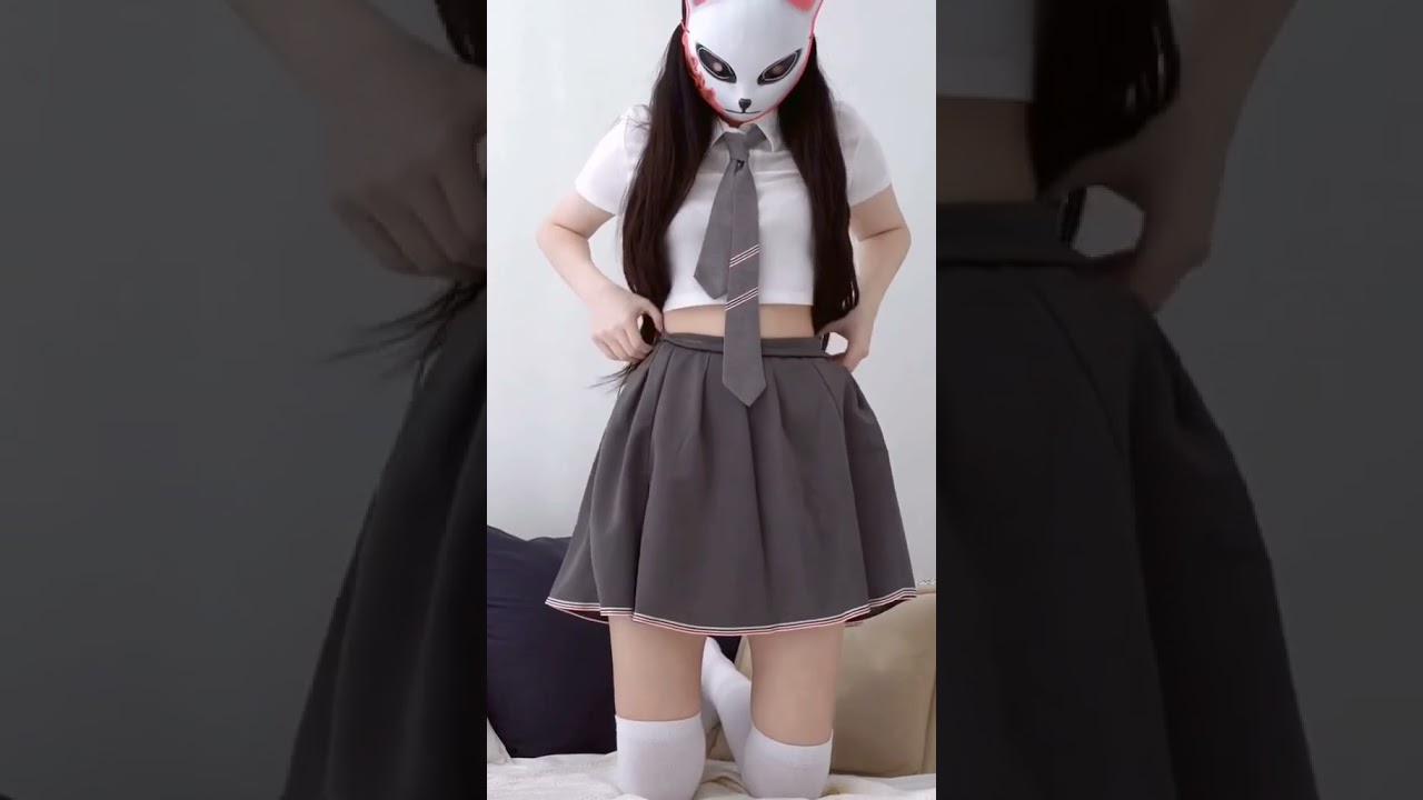 ⁣Đừng quay mặt đi khi em đang thay đồ nhé - Beautiful Girl and Mask #shorts