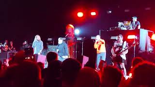 Limp Bizkit - Livin it up (live in Frankfurt 05.04.23) fans on stage