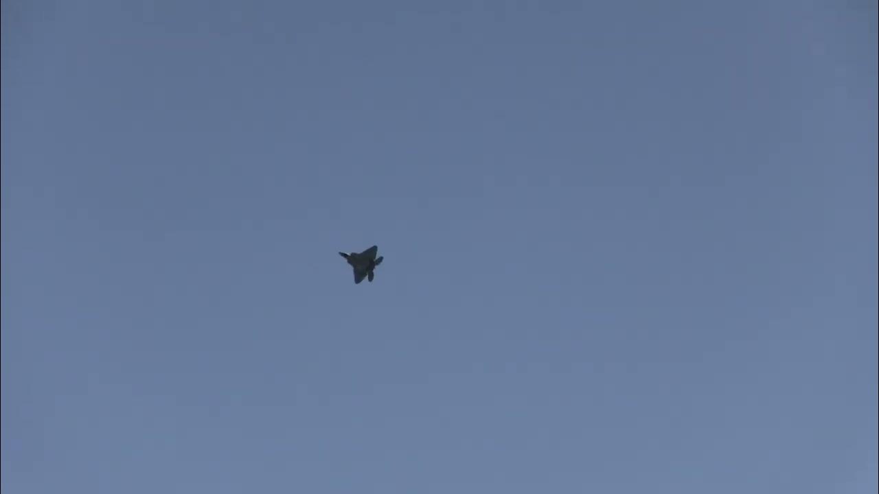 Новофедоровка самолеты над пляжем. В крыму видно боевые действия в небе. Воздушное пространство над крыма. Что за самолет летает над крымом сейчас. Истребитель пролетает над домом.