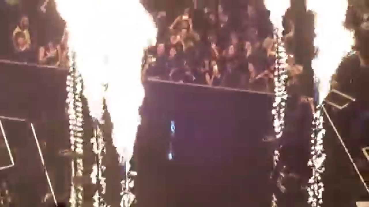 The Weeknd - The Hills - Toronto Fans Jump on Stage?!