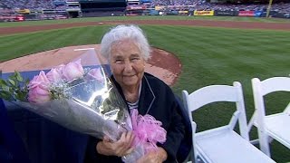 HOU@NYY: Gardner presents Jeter's grandmother flowers