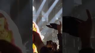 Rihanna performs &quot;Diamonds&quot; in India