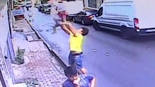 地面すれすれでキャッチ！　2階から転落の女児を救ったヒーロー
