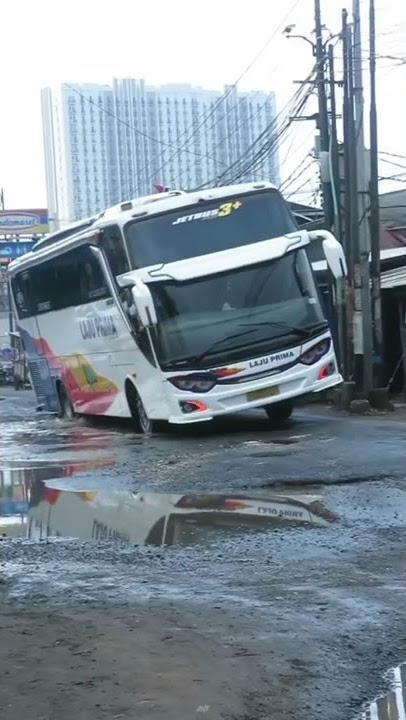 bus laju prima oleng lewati jalan hancur#busindonesia