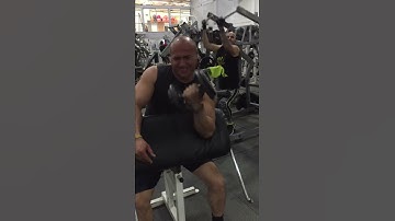 Curl de bicep en banco Scott a una mano