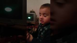 3 Yaşlı Uşaq Mahnı Oxuyur