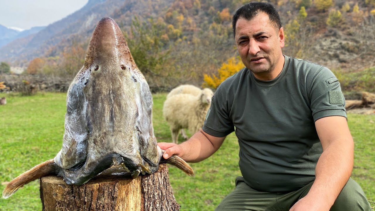 Суп для которого горящее бревно как ингредиент! УХА из огромной рыбной головы