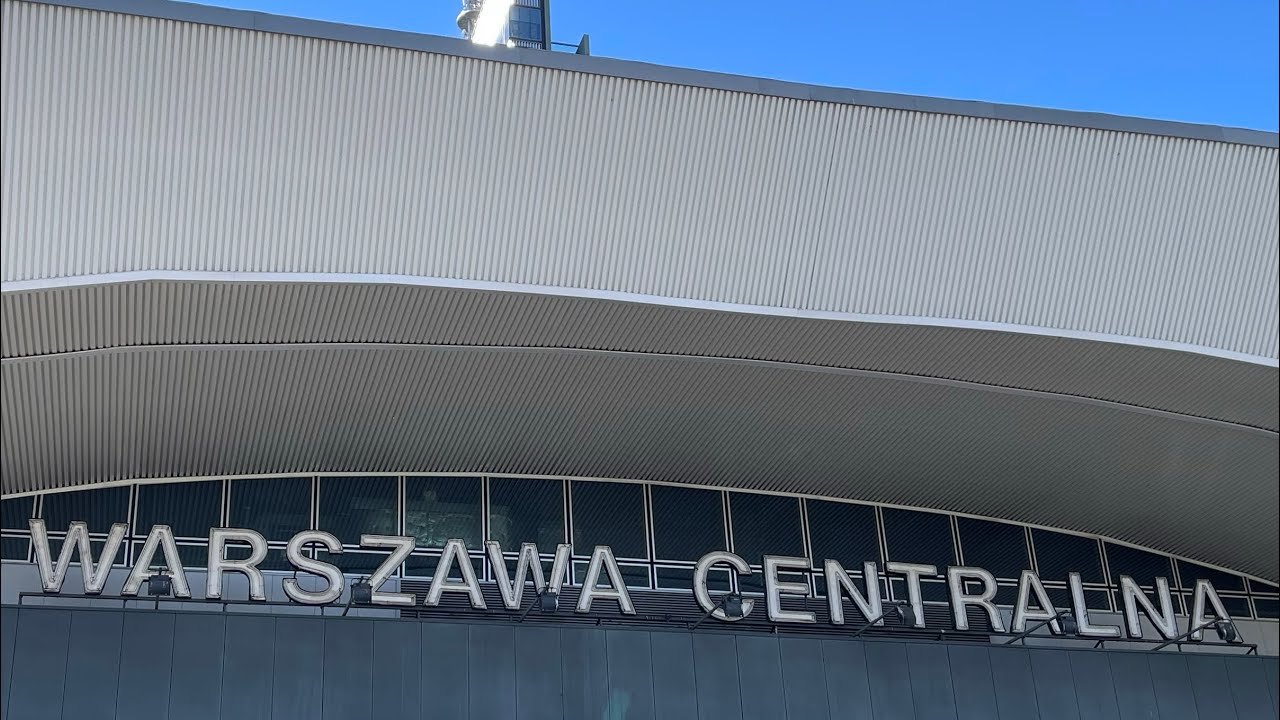 Stacje kolejowe Warszawa Centralna i Warszawa Śródmieście.