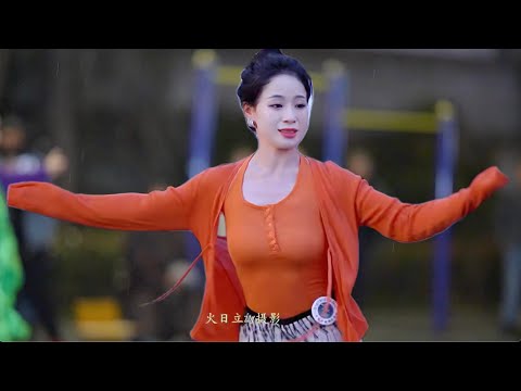 Yongji led the dances, traditional Tibetan dance, beautiful