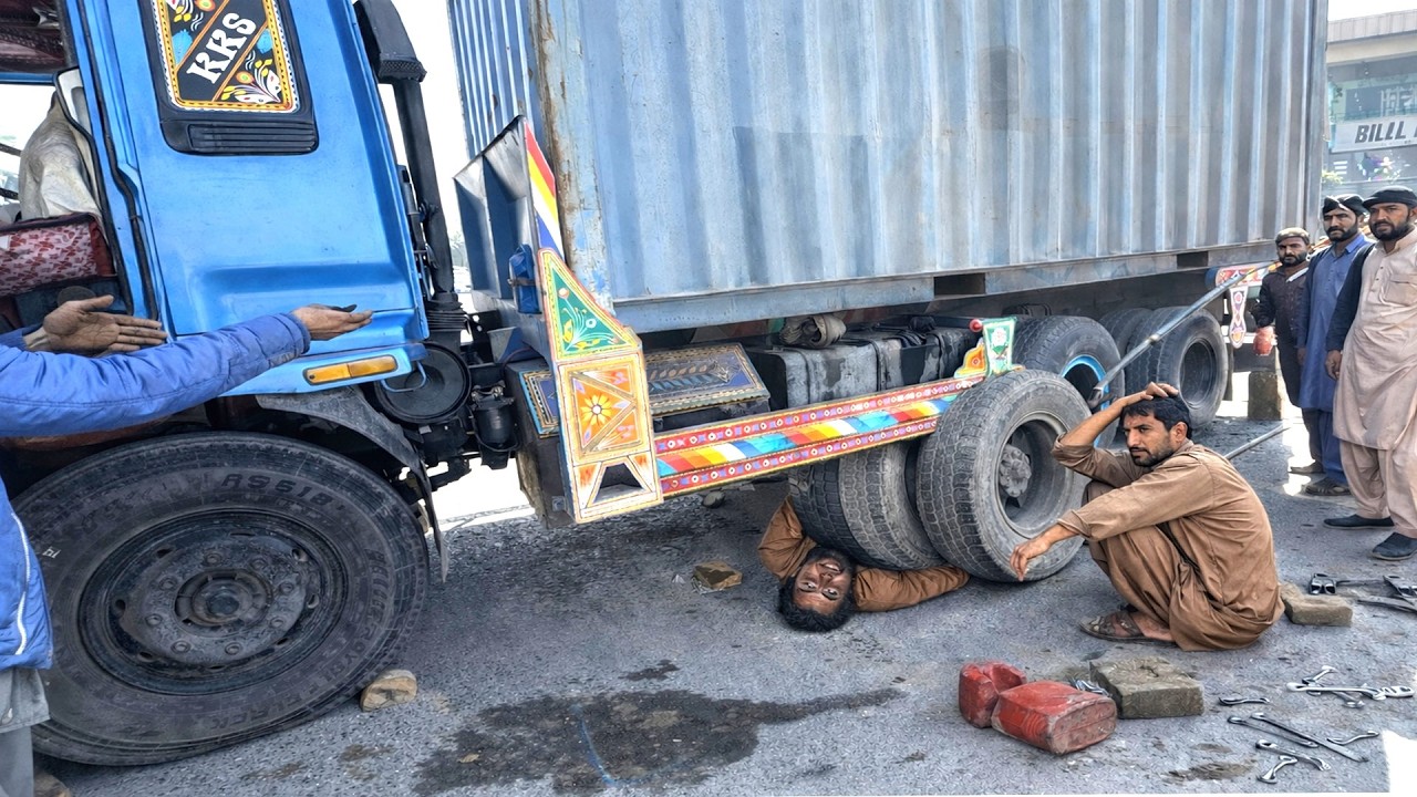 Rear Axle Broken in Two | Isuzu Container Truck Repaired On the Road by a Pakistani Truck Mechanic