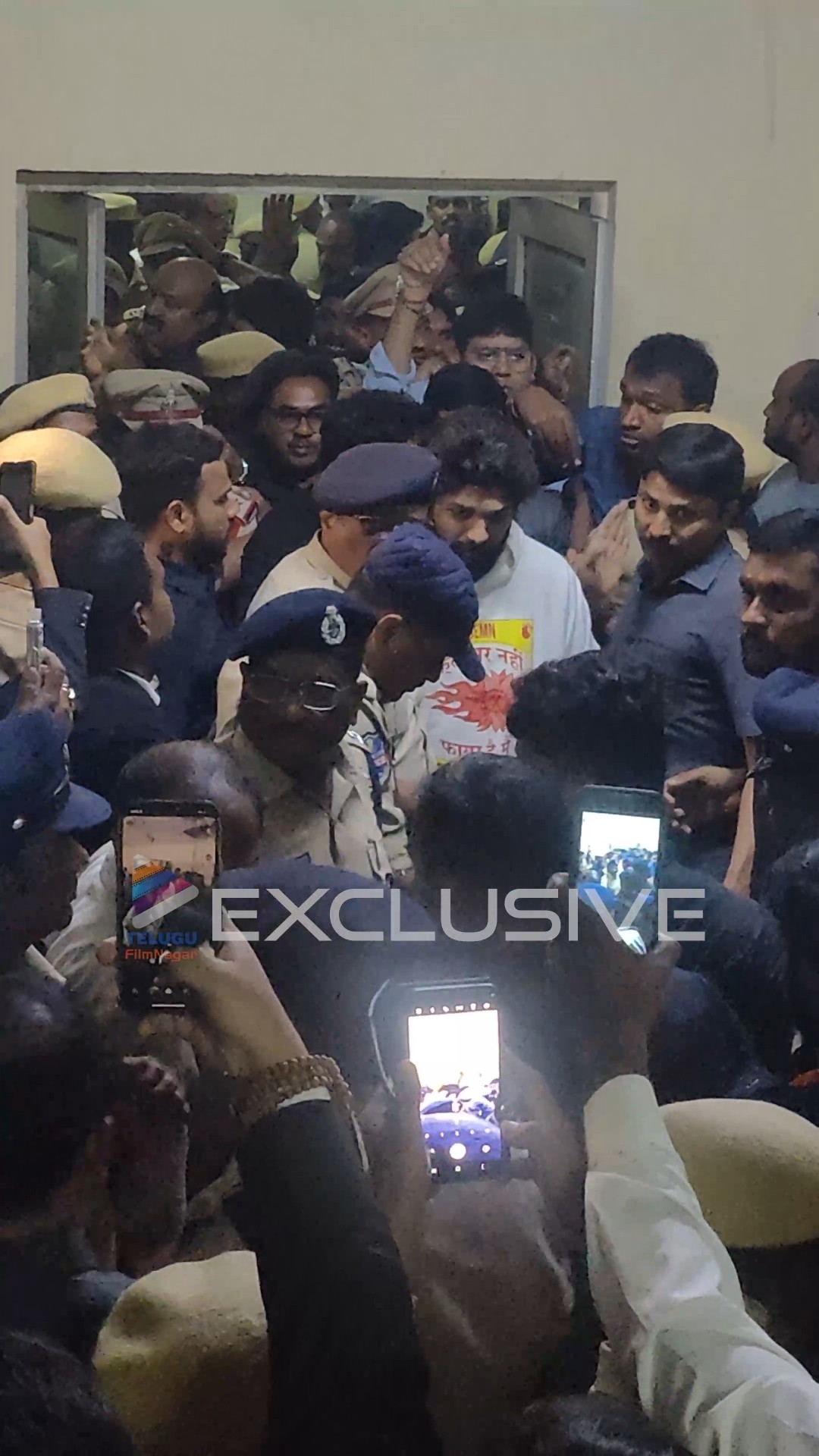జైలు నుంచి నిర్దోషిగా బయటకు వచ్చిన అల్లు అర్జున్ | #AlluArjunArrest | #AlluArjun | #Shorts | TFN