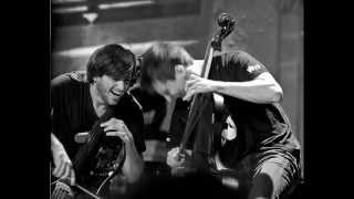 Video voorbeeld van "2CELLOS - Clocks ft. Lang Lang"