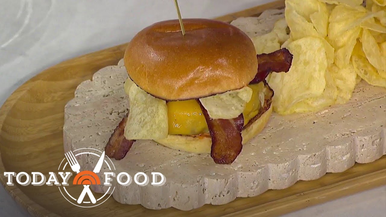 Get Bobby Flay’s Recipe for His Bacon Crunchburger
